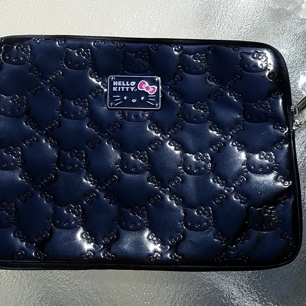 Hello kitty lap top zipper case.